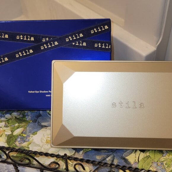 STILA Blue Realm Eye Pallet New In Box - Picture 2 of 3